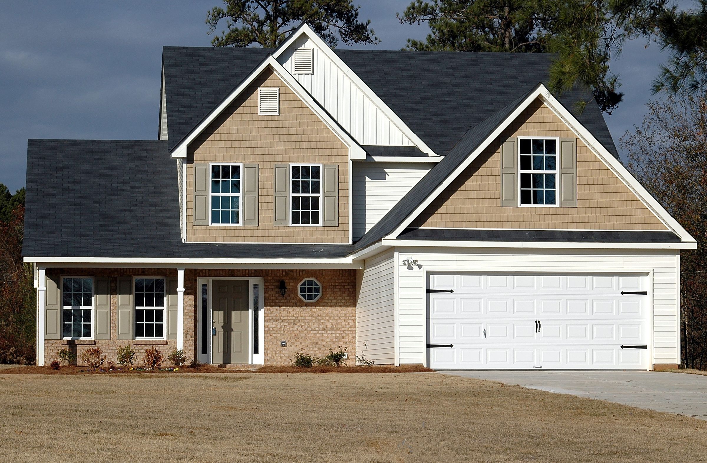 Two-story suburban home with a driveway near Medina, Ohio